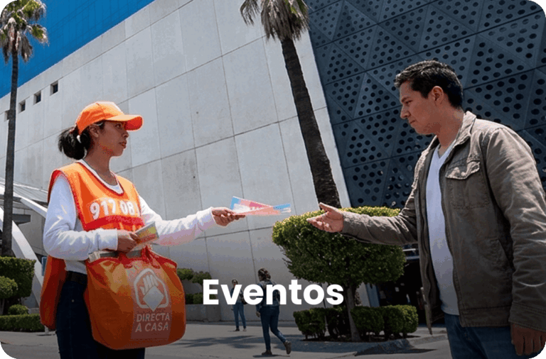 Promotora de Directa a Casa entregando publicidad en la calle durante un evento