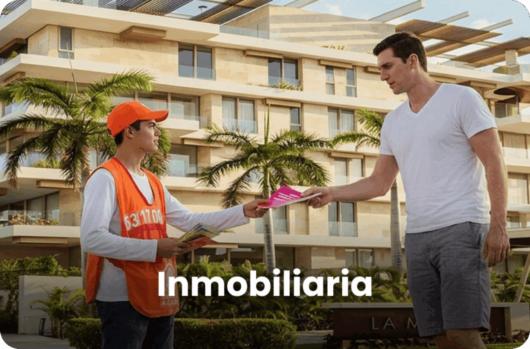 Promotor de Directa a Casa entregando publicidad frente a un desarrollo inmobiliario