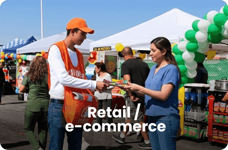 Promotores de Directa a Casa repartiendo publicidad en un evento de retail